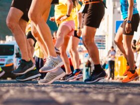 Persona corriendo al aire libre al amanecer