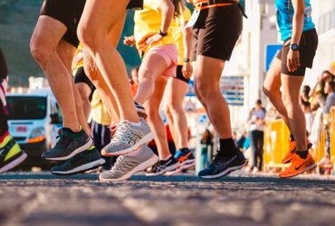 Persona corriendo al aire libre al amanecer