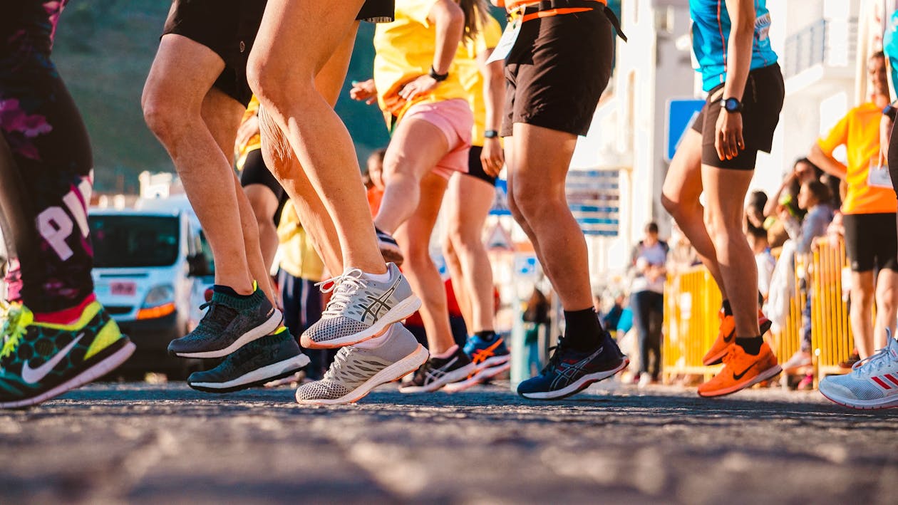 Persona corriendo al aire libre al amanecer
