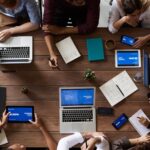 Dispositivos domóticos controlando hogar inteligente