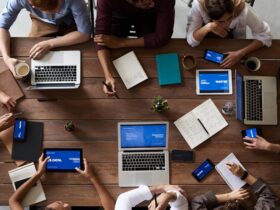 Dispositivos domóticos controlando hogar inteligente