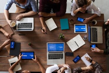 Dispositivos domóticos controlando hogar inteligente