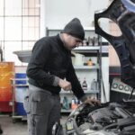 Persona estresada en el trabajo con síntomas de burnout