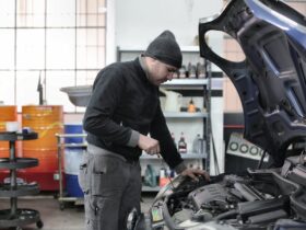 Persona estresada en el trabajo con síntomas de burnout