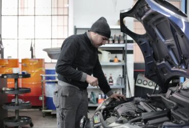 Persona estresada en el trabajo con síntomas de burnout