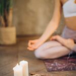 Mujer practicando yoga postura básica