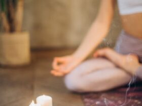 Mujer practicando yoga postura básica