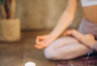 Mujer practicando yoga postura básica