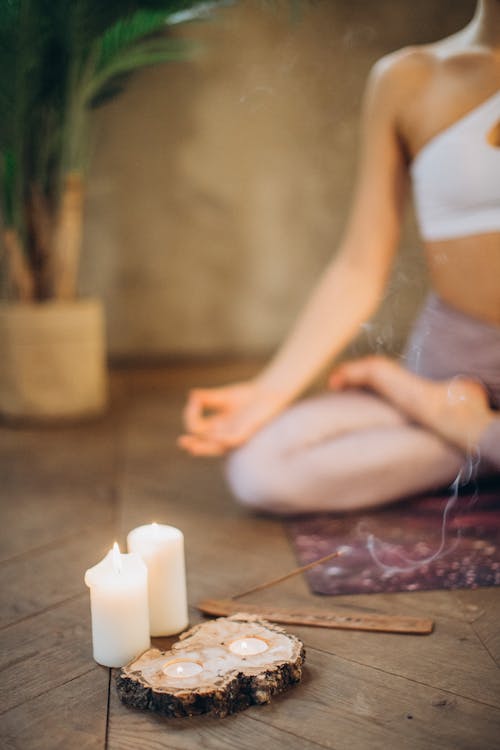 Mujer practicando yoga postura básica