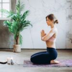 Persona meditando en posición de mindfulness
