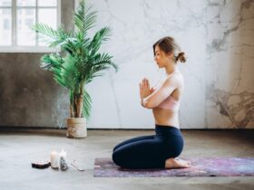Persona meditando en posición de mindfulness