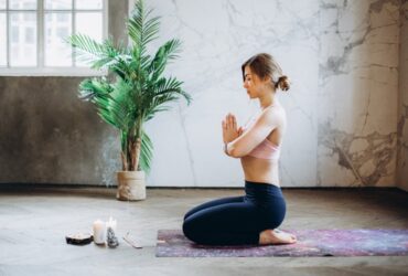 Persona meditando en posición de mindfulness