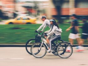 Bicicleta aparcada en ciudad española