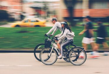 Bicicleta aparcada en ciudad española