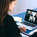 Persona trabajando desde casa con ordenador portátil