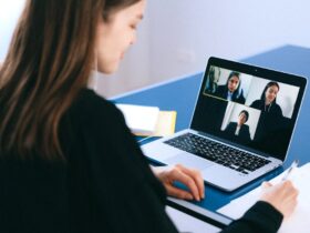Persona trabajando desde casa con ordenador portátil