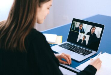 Persona trabajando desde casa con ordenador portátil