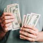Hucha y monedas simbolizando ahorro inteligente