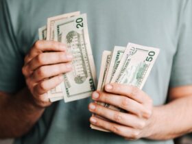Hucha y monedas simbolizando ahorro inteligente