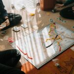 Grupo de amigos jugando juegos de mesa modernos