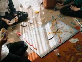 Grupo de amigos jugando juegos de mesa modernos