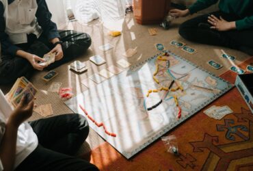 Grupo de amigos jugando juegos de mesa modernos