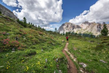 Persona haciendo senderismo en montaña con paisaje natural