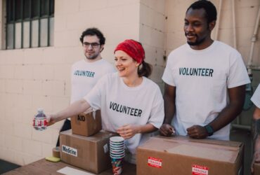 Grupo de voluntarios colaborando en actividad social