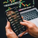 Moneda de bitcoin dorada sobre fondo tecnológico