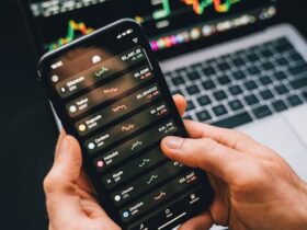 Moneda de bitcoin dorada sobre fondo tecnológico