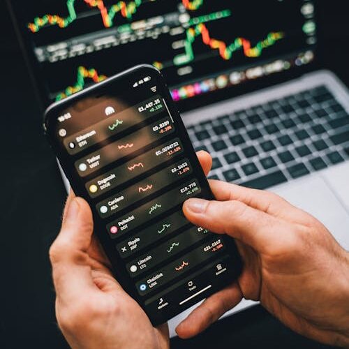 Moneda de bitcoin dorada sobre fondo tecnológico