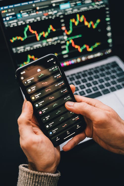 Moneda de bitcoin dorada sobre fondo tecnológico