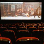 Sala de cine con película de ciencia ficción