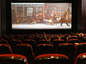 Sala de cine con película de ciencia ficción