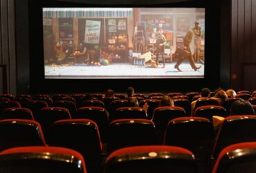 Sala de cine con película de ciencia ficción