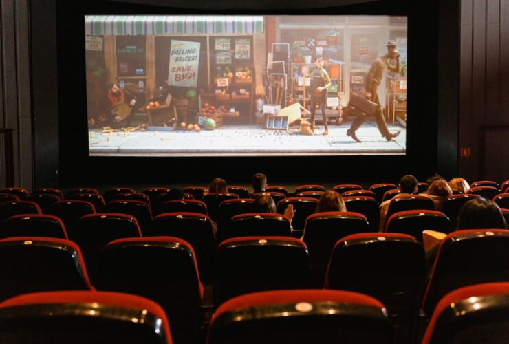 Sala de cine con película de ciencia ficción