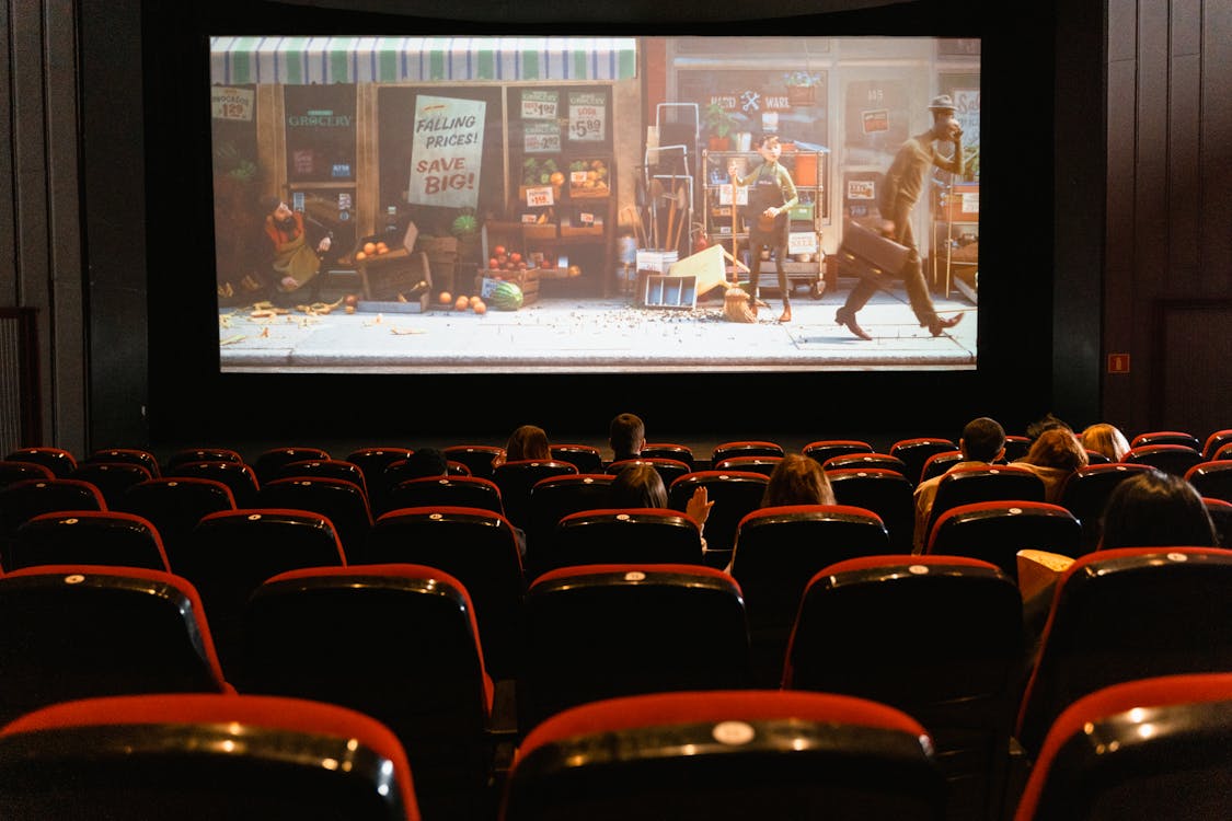 Sala de cine con película de ciencia ficción
