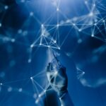 Persona trabajando con inteligencia artificial en oficina