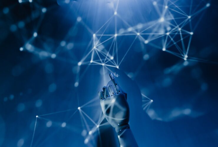 Persona trabajando con inteligencia artificial en oficina