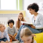 Niños aprendiendo educación financiera en colegio