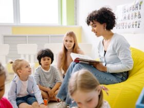 Niños aprendiendo educación financiera en colegio