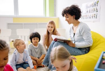 Niños aprendiendo educación financiera en colegio