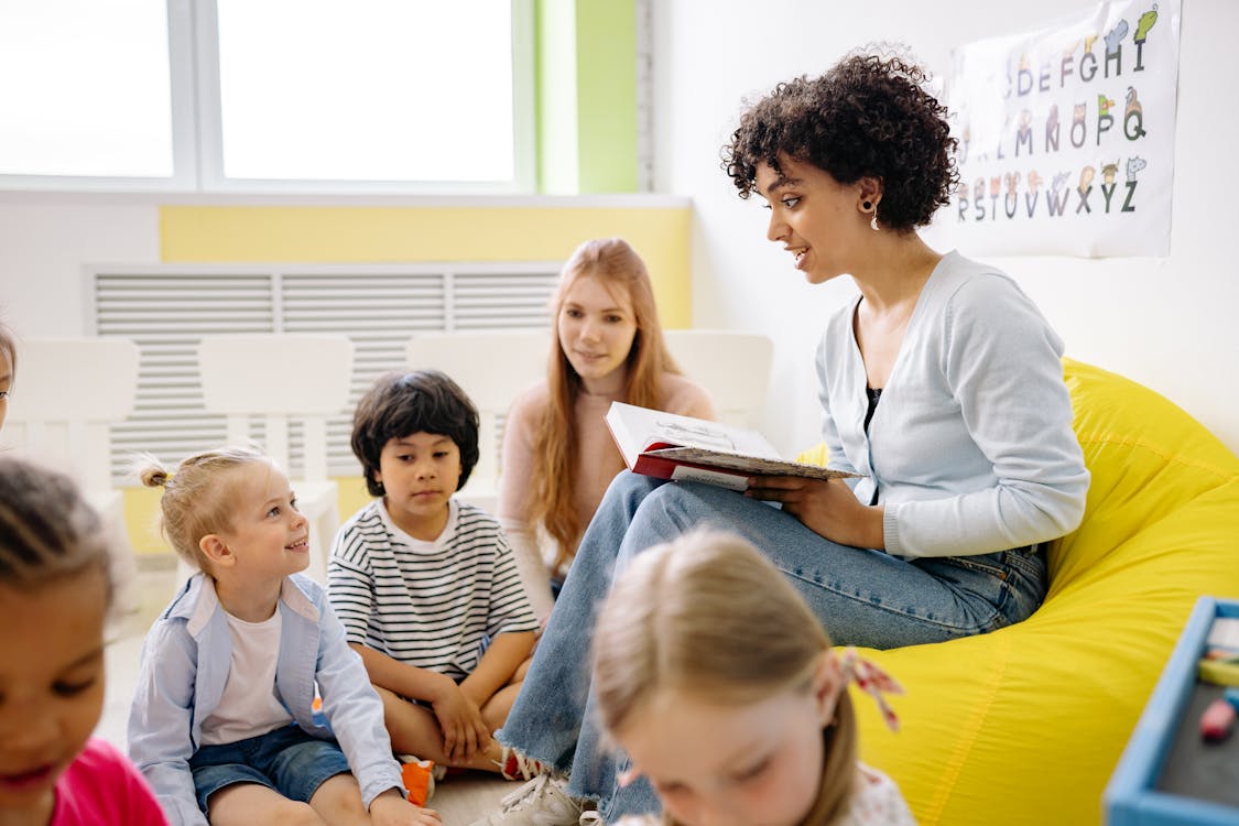 Niños aprendiendo educación financiera en colegio
