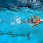Persona nadando en piscina estilo crol