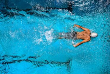 Persona nadando en piscina estilo crol