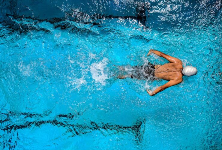 Persona nadando en piscina estilo crol